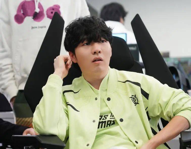 开云在线登录-Rookie重要时刻大比分获胜，FPX带队取胜！气势如虹延续-开云在线登录